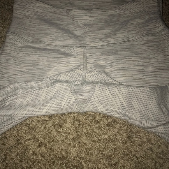 EUC lululemon wunder unders 21” crop - Picture 3 of 7